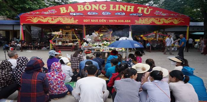 Đền Hàn Sơn (hay còn gọi là Đền Mẫu Đệ tam hoặc là Đệ tam thoải phủ), Đền Ba Bông (hay còn gọi là Đền Cô Bơ hoặc là Cô Ba thoải phủ) ở xã Hà Sơn, huyện Hà Trung (tỉnh Thanh Hóa), đây là những di tích lịch sử văn hóa được xây dựng cách đây hơn 500 năm. Năm 1992, hai ngôi đền này đã được xếp hạng là di tích cấp tỉnh. Ảnh: Quách Du