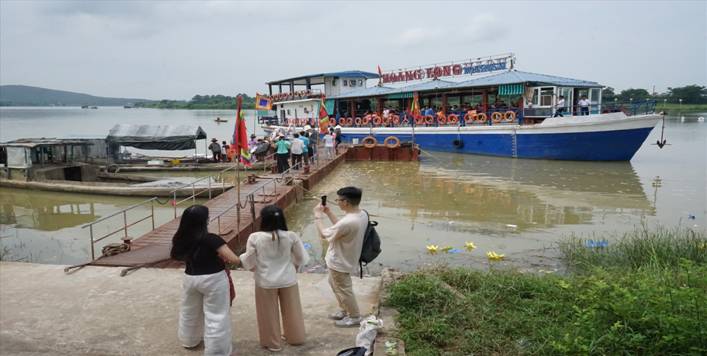 Hai ngôi đền này tọa lạc trên vị trí khá đặc biệt, ở khu vực ngã ba sông Mã, nơi giáp ranh giữa 5 huyện của tỉnh Thanh Hóa gồm: huyện Hà Trung, Hoằng Hóa, Hậu Lộc, Vĩnh Lộc và Yên Định. Ảnh: Quách Du