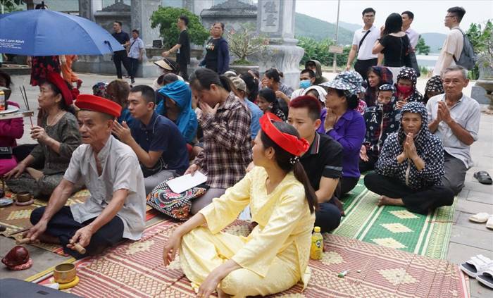 Hàng năm cứ đến tháng 6 Âm lịch (tức từ ngày Mùng 1 đến ngày 12.6 Âm lịch) lại diễn ra Lễ hội Đền Hàn Sơn, thu hút đông đảo người dân và du khách thập phương về tham dự. Ảnh: Quách Du