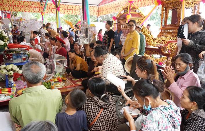 Ghi nhận của Lao Động trong ngày 29.7 (tức 12.6 Âm lịch) hàng nghìn người dân, du khách thập phương đã về đây vãn cảnh, cầu may mắn. Ảnh: Quách Du