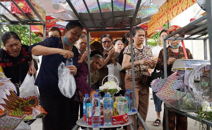 https://media-cdn-v2.laodong.vn/storage/newsportal/2023/7/29/1222608/Den-Han-Son-4.JPG